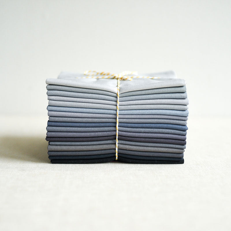 the workroom : Kona Solids Bundle : 365 Row 30 : Ash to Black - the workroom